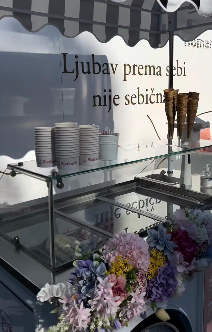 Natpis 'Ljubav prema sebi nije sebična' na kolicima uz Slatkachy čaše